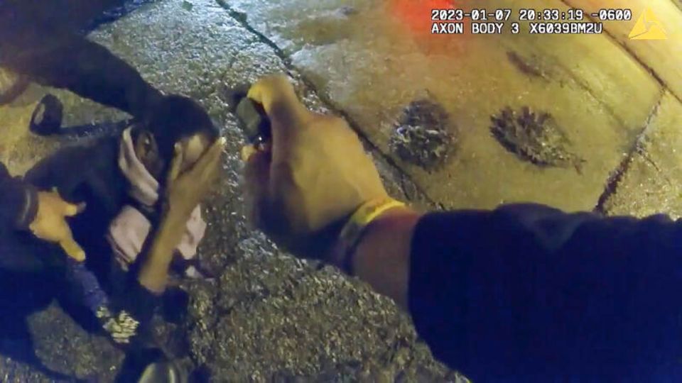 20.33 Uhr, 7. Januar, Memphis: Ein Polizist sprüht Tyre Nichols etwas ins Gesicht. Er reibt sich die Augen.