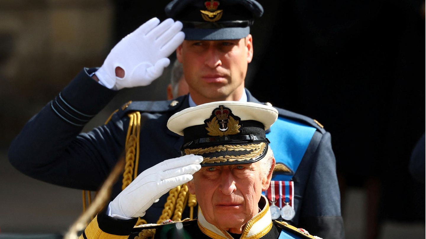 Charles III und Prinz William salutieren