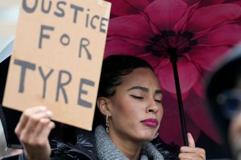 Eine Demonstrantin trauert um den gestorbenen Tyre Nichols