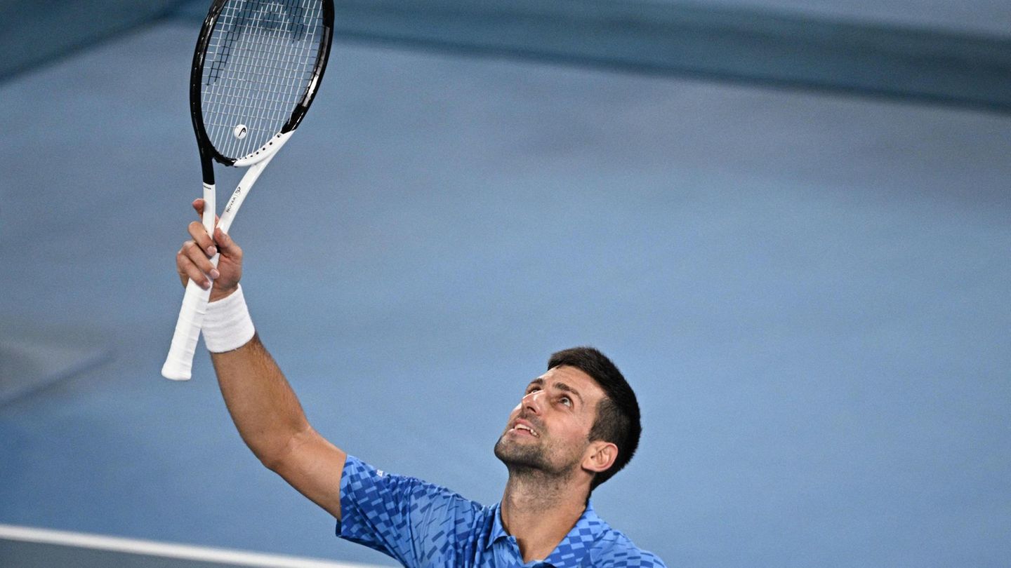 Novak Djokovic feiert seinen Sieg bei den Australian Open Novak Djokovic feiert seinen Sieg bei den Australian Open