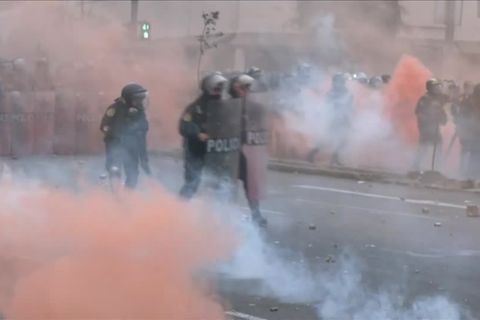 Video: Proteste in Peru weiten sich landesweit aus: Polizei in Lima setzt Tränengas ein