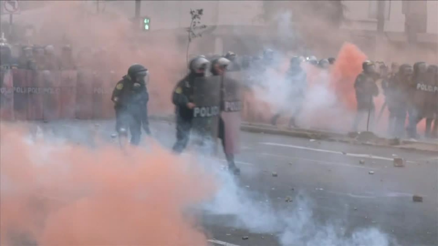 Video: Proteste in Peru weiten sich landesweit aus: Polizei in Lima setzt Tränengas ein