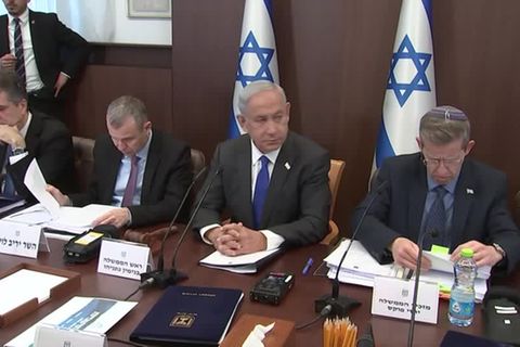 Video: Nach Anschlägen in Jerusalem: Bürger:innen sollen sich mit Waffen schützen können