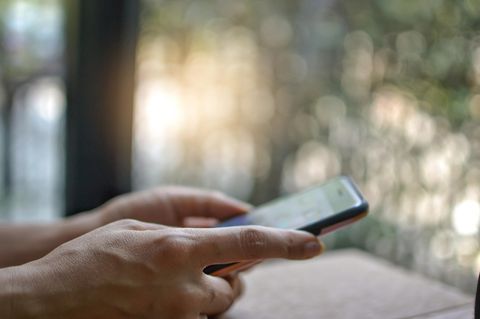Die Polizei fürchtet, dass Foster per App weitere Opfer sucht (Symbolbild)