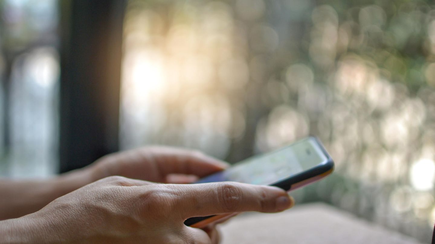 Die Polizei fürchtet, dass Foster per App weitere Opfer sucht (Symbolbild)