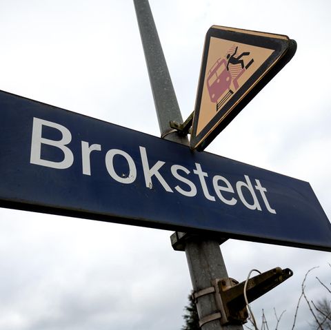 Ein Schild mit dem Schriftzug Brokstedt