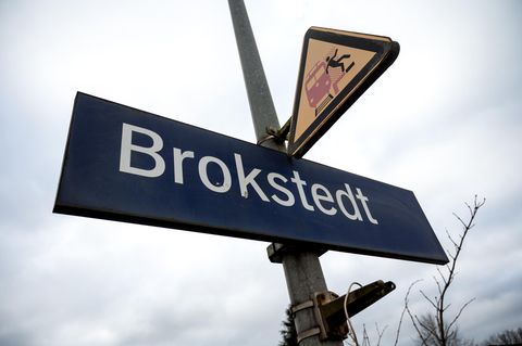 Ein Schild mit dem Schriftzug Brokstedt