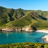 Überwintern auf der französischen Insel Korsika – das verspricht nicht nur türkisblaues Wasser und traumhafte Sandstrände, sondern auch Sonne satt. Die besten Chancen auf einen warmen Winter haben Urlauber übrigens in der Bucht Cala Rossa.     Durchschnittliche Sonnenstunden im Winter: 252  Durchschnittliche Temperatur im Winter: 13,8 Grad