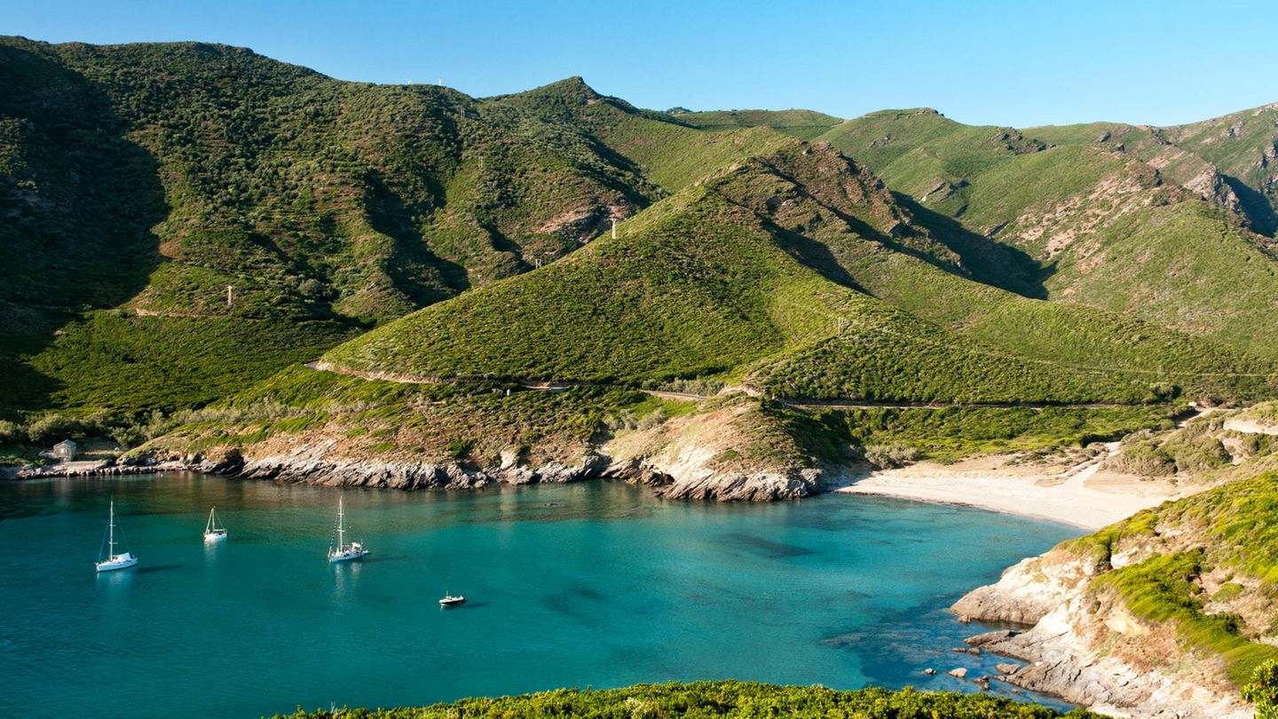 Überwintern auf der französischen Insel Korsika – das verspricht nicht nur türkisblaues Wasser und traumhafte Sandstrände, sondern auch Sonne satt. Die besten Chancen auf einen warmen Winter haben Urlauber übrigens in der Bucht Cala Rossa.     Durchschnittliche Sonnenstunden im Winter: 252  Durchschnittliche Temperatur im Winter: 13,8 Grad