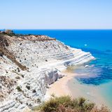 Bella Italia – und zwar auch im Winter. Vor allem im Süden des Landes sind die Temperaturen zu jeder Jahreszeit angenehm, insbesondere auf der beliebten Urlaubsinsel Sizilien. Der wärmste Ort auf der Insel ist die historische Stadt Syrakus. Dort können Besucher die Kultur des Landes entdecken – oder einfach Sonne tanken.     Durchschnittliche Sonnenstunden im Winter: 258  Durchschnittliche Temperatur im Winter: 16,4 Grad