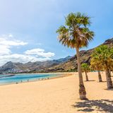 Die Kanarischen Inseln gehören eigentlich zu den touristischen Hochburgen Spaniens. Im Sommer teilt man sich deshalb auch die vielen Sandstrände Teneriffas mit zahlreichen anderen Urlaubern. Ein Glück, dass die größte Kanaren-Insel auch im Winter viel Sonne und frühlingshafte Temperaturen bietet – und zwar ohne Massentourismus.     Durchschnittliche Sonnenstunden im Winter: 320  Durchschnittliche Temperatur im Winter: 20,6 Grad