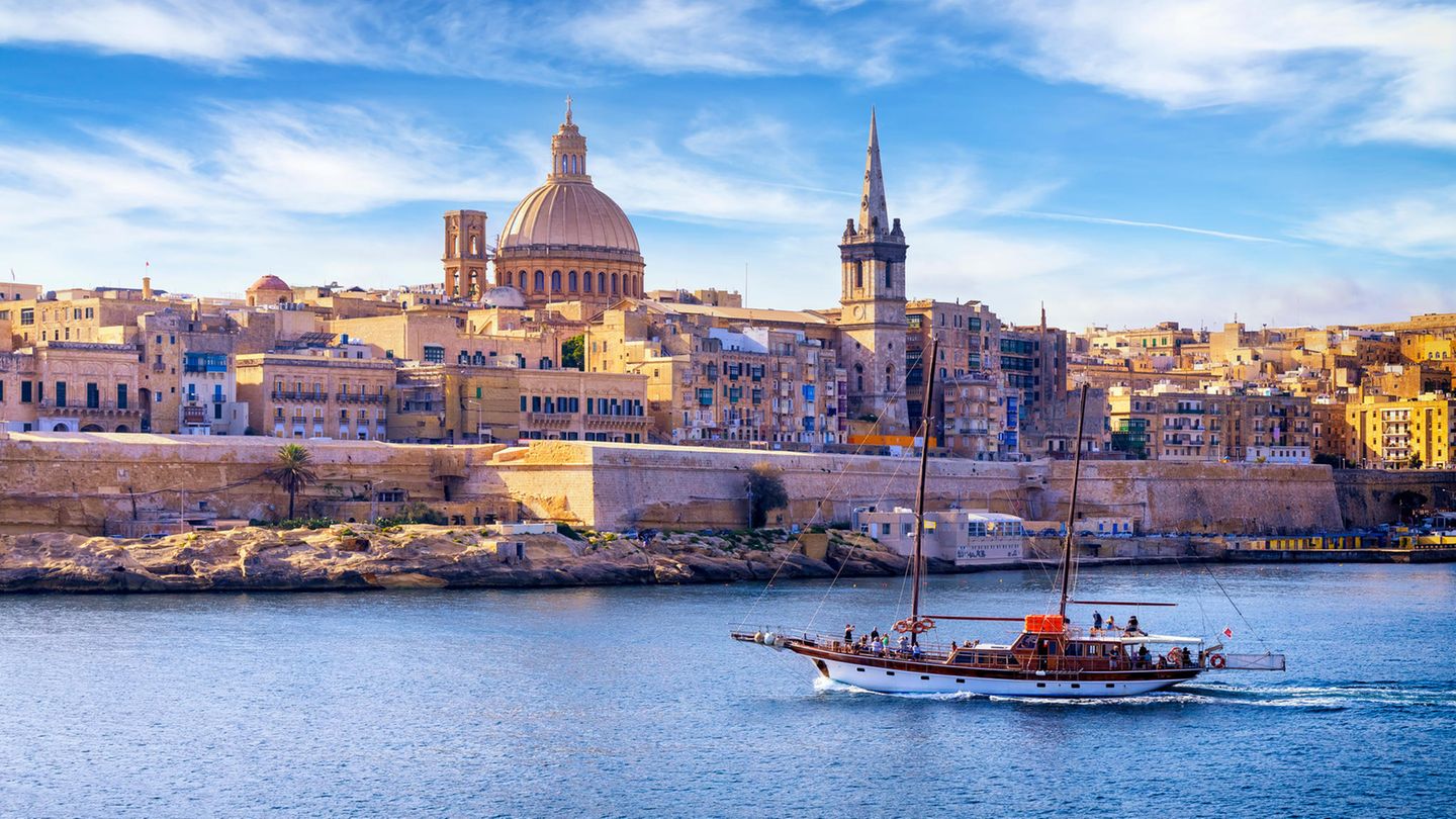Malta Zwischen der italienischen Insel Sizilien und Nordafrika gelegen, befindet sich der Inselstaat Malta. Er ist vor allem wegen seiner historischen Stätten und der mediterranen Landschaft bei Reisenden aus Europa beliebt.    Durchschnittliche Sonnenstunden im Winter: 239  Durchschnittliche Temperatur im Winter: 18 Grad