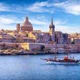 Zwischen der italienischen Insel Sizilien und Nordafrika gelegen, befindet sich der Inselstaat Malta. Er ist vor allem wegen seiner historischen Stätten und der mediterranen Landschaft bei Reisenden aus Europa beliebt.    Durchschnittliche Sonnenstunden im Winter: 239  Durchschnittliche Temperatur im Winter: 18 Grad