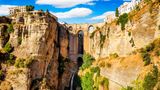 Sonne satt gibt es auch in der zweitgrößten Stadt Andalusiens. Malaga ist bei Urlaubern bekannt für das angenehme Klima mit warmen Temperaturen und einem sehr geringen Niederschlag – und zwar das ganze Jahr lang. Urlauber können an einem der vielen Strände entspannen oder die Altstadt erkunden.     Durchschnittliche Sonnenstunden im Winter: 270  Durchschnittliche Temperatur im Winter: 16 Grad