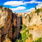 Sonne satt gibt es auch in der zweitgrößten Stadt Andalusiens. Malaga ist bei Urlaubern bekannt für das angenehme Klima mit warmen Temperaturen und einem sehr geringen Niederschlag – und zwar das ganze Jahr lang. Urlauber können an einem der vielen Strände entspannen oder die Altstadt erkunden.     Durchschnittliche Sonnenstunden im Winter: 270  Durchschnittliche Temperatur im Winter: 16 Grad