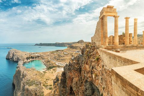Vor allem Geschichtsinteressierte und Naturfans kommen auf der griechischen Insel Rhodos auf ihre Kosten. Urlauber können auf den Spuren der alten Römer wandeln oder einfach die mediterrane Landschaft auf einem der vielen Wanderwege erkunden. Im Winter ist das sogar möglich, ohne direkt ins Schwitzen zu kommen. Auf Sonne müssen Sie trotzdem nicht verzichten.     Durchschnittliche Sonnenstunden im Winter: 254  Durchschnittliche Temperatur im Winter: 17 Grad