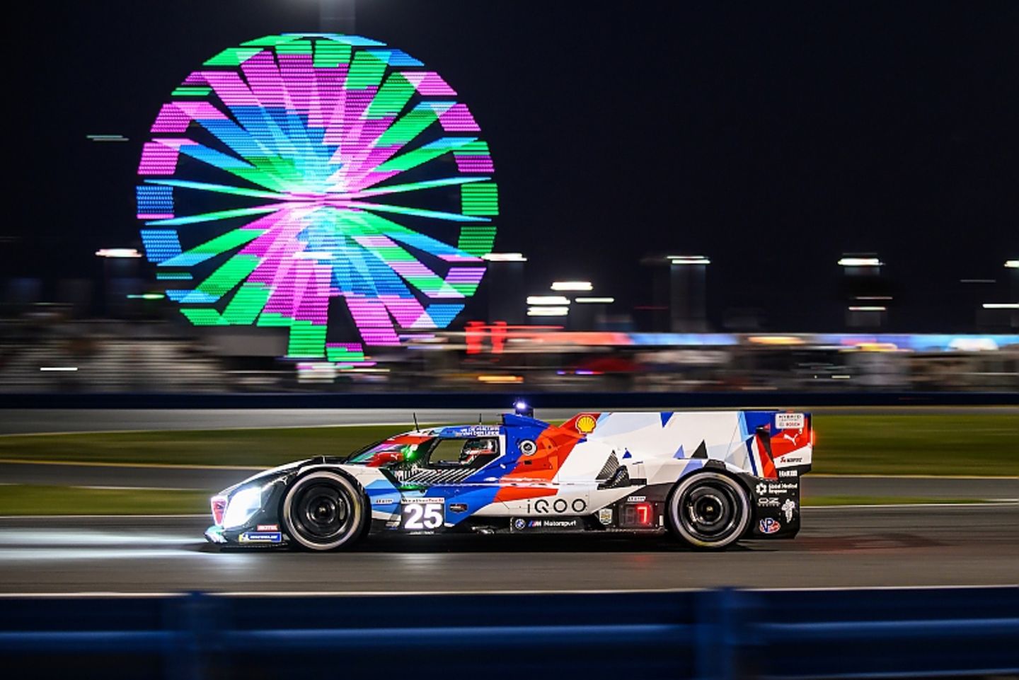 Reportage 24 h von Daytona 2025 Hochspannung an der Partymeile