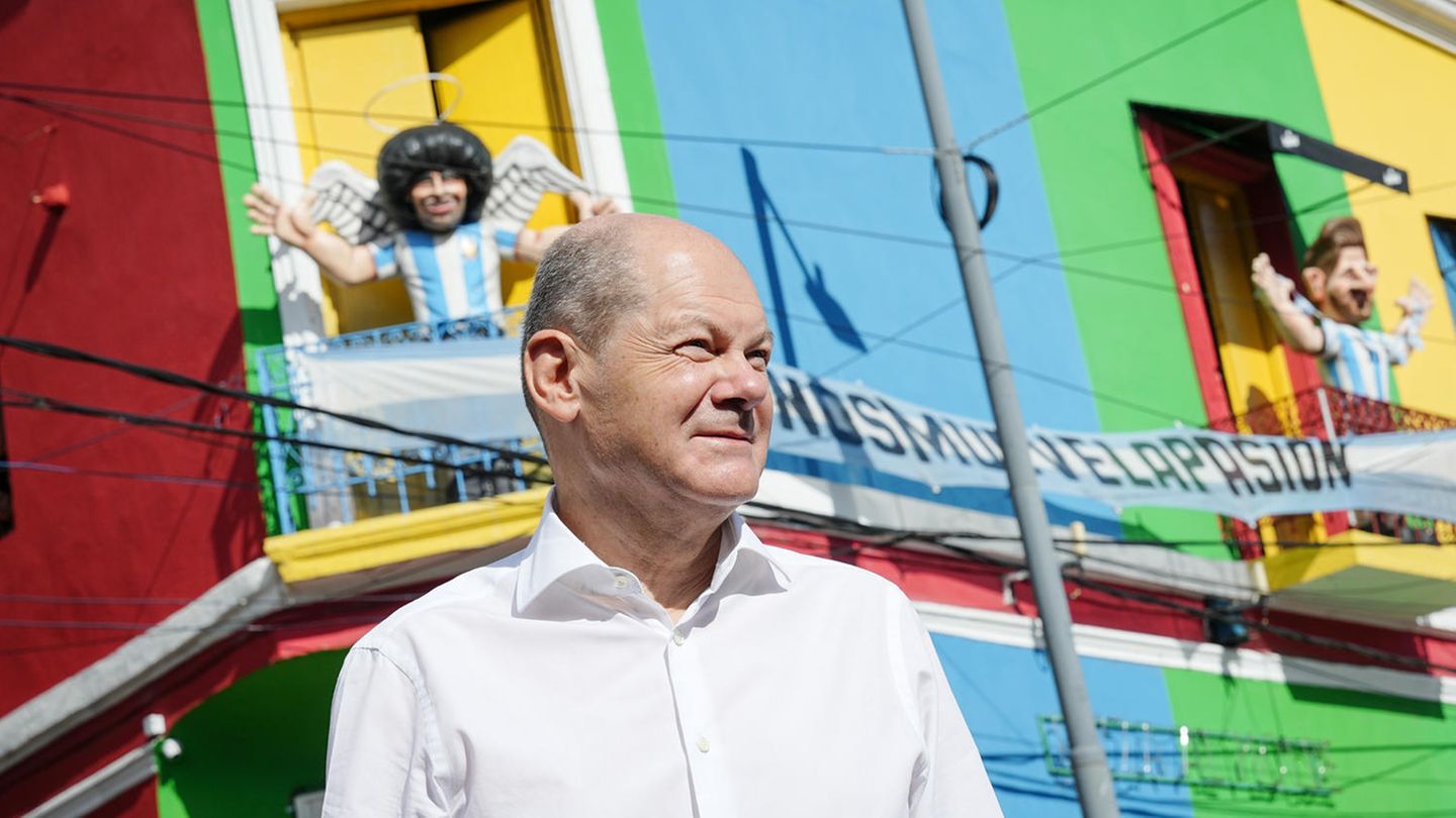 Olaf Scholz und die neuen Freunde der Zeitenwende Entspannt in Buenos Aires: Bundeskanzler Olaf Scholz beim Besuch im Stadtteil La Boca