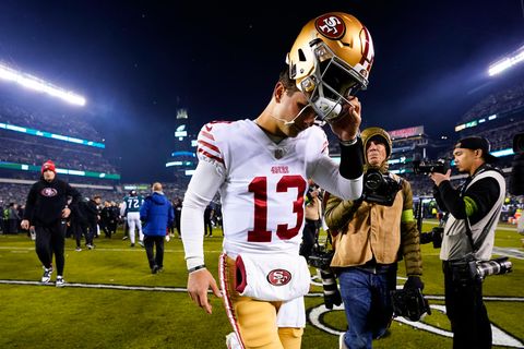 Brock Purdy, Quarterback der San Francisco 49ers, verlässt das Spielfeld nach dem verlorenen Match gegen die Philadelphia Eagles