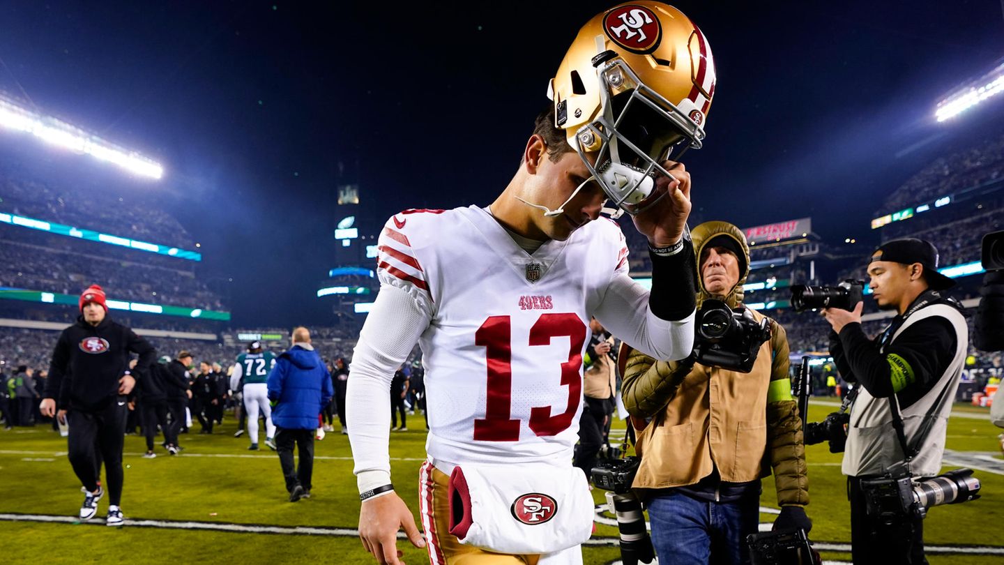 Brock Purdy, Quarterback der San Francisco 49ers, verlässt das Spielfeld nach dem verlorenen Match gegen die Philadelphia Eagles