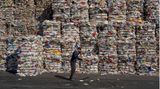 Atarot, Israel. Ein Mitarbeiter einer Recyclinganlage reinigt nördlich von Jerusalem den Boden neben den für den Export bereitstehenden Einwegplastikstapeln. Israels neue ultrarechte Regierung ist dabei, eine neue Steuer auf Einwegplastik aufzuheben. Ultraorthodoxe Juden, die große Familien haben und große Mengen an Einwegbechern, -tellern und -besteck verwenden, sind der Meinung, dass die Steuer ungerechtfertigt auf sie abzielt.