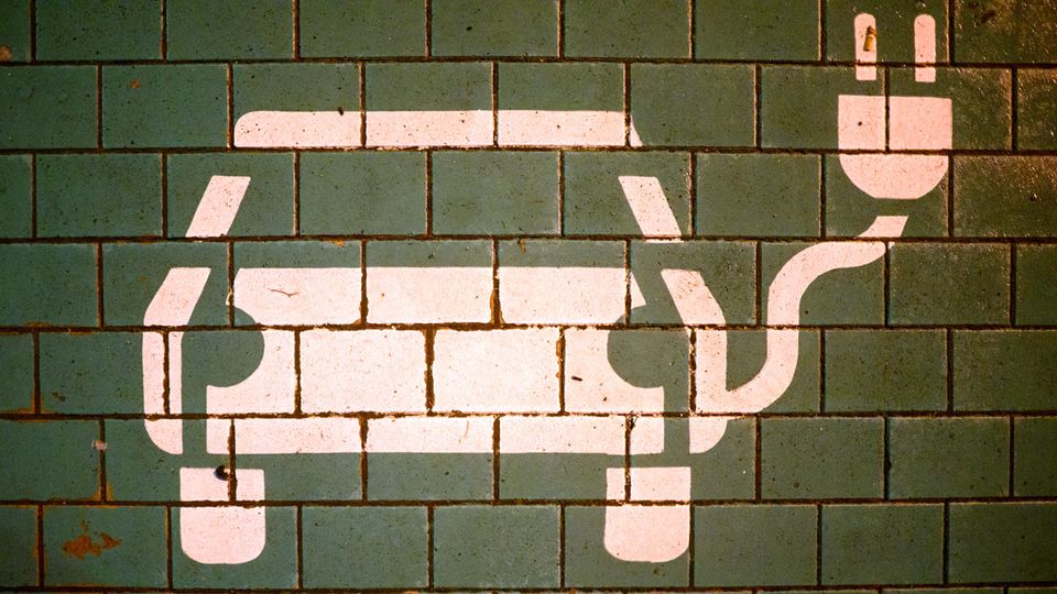 Stecker gezogen: Gegenüber Diesel- und Benzinfahrzeugen bieten E-Autos kaum noch Kostenvorteile
