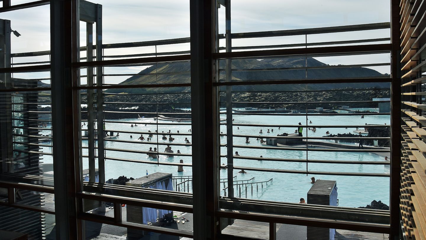 Islands Wellness-Attraktion : Einen Tagesbesuch in der Blauen Lagune bucht man am besten vorab auf der Homepage www.bluelagoon.com. Zum Paket des günstigsten Eintrittspreises ab 58 Euro gehört auch ein Getränk und die Leihgebühr für ein Handtuch. Einen Tagesbesuch in der Blauen Lagune bucht man am besten vorab auf der Homepage www.bluelagoon.com. Zum Paket des günstigsten Eintrittspreises ab 58 Euro gehört auch ein Getränk und die Leihgebühr für ein Handtuch.