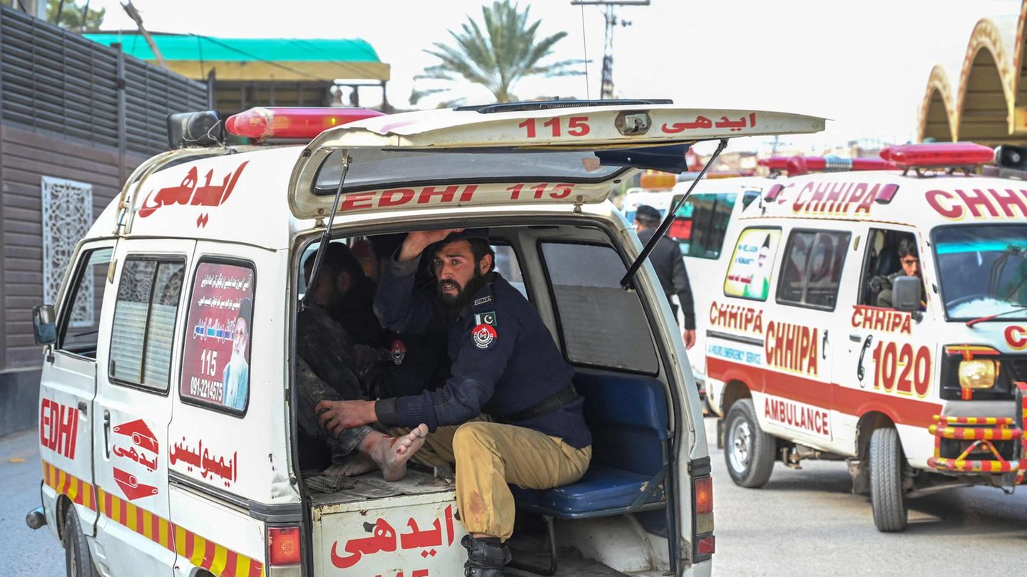 Rettungswagen transportieren Verletzte nach dem mutmaßlichen Selbstmordanschlag in Peschawar, Pakistan