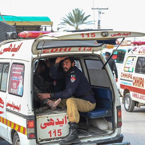 Rettungswagen transportieren Verletzte nach dem mutmaßlichen Selbstmordanschlag in Peschawar, Pakistan