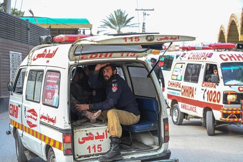 Rettungswagen transportieren Verletzte nach dem mutmaßlichen Selbstmordanschlag in Peschawar, Pakistan