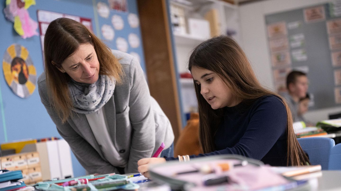 Lehrerin unterstützt Schülerin