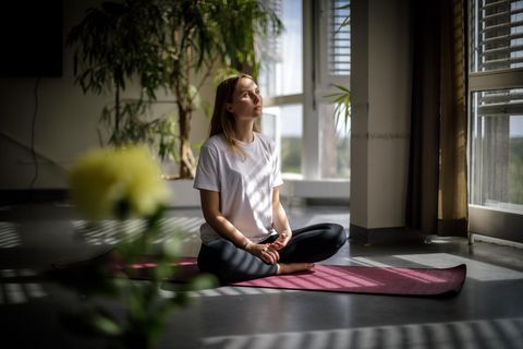 Die Psychologin Inge Maria Hahne sitzt auf einer Yogamatte in der offenen Psychose-Station der Berliner Charité