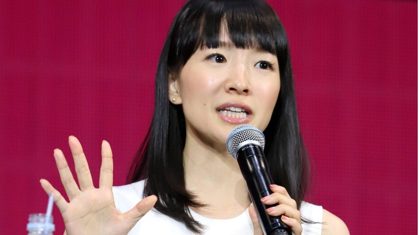 Marie Kondo spricht in ein Mikrofon
