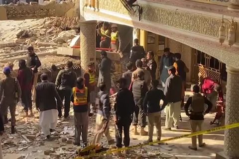 Video: Anschlag auf Moschee in Pakistan: Dutzende Tote