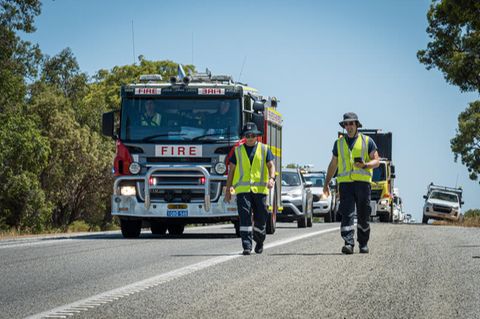 Einsatzkräfte in Warnwesten auf dem Great Northern Highway in Australien