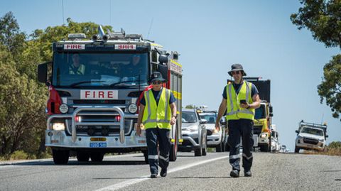 Einsatzkräfte in Warnwesten auf dem Great Northern Highway in Australien