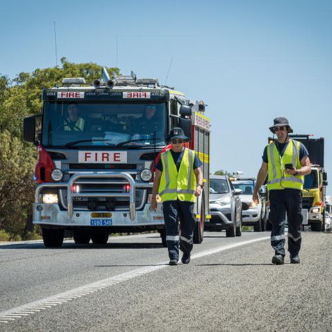Einsatzkräfte in Warnwesten auf dem Great Northern Highway in Australien