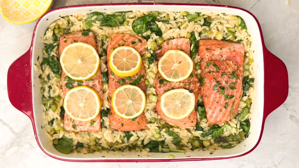 One-Pot-Rezept aus dem Ofen: Zarter Lachs und Orzo mit buntem Gemüse