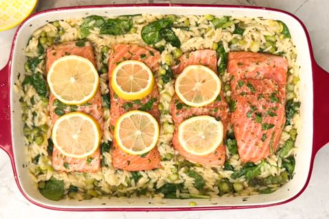 One-Pot-Rezept aus dem Ofen: Zarter Lachs und Orzo mit buntem Gemüse
