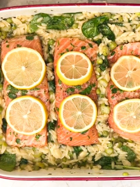 One-Pot-Rezept aus dem Ofen: Zarter Lachs und Orzo mit buntem Gemüse