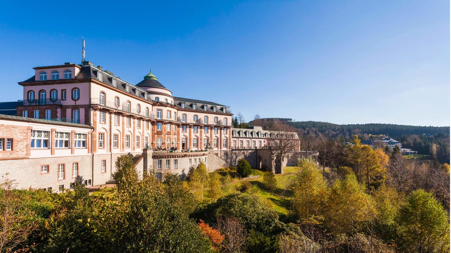 Sonne scheint auf das Schlosshotel
