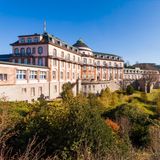 Sonne scheint auf das Schlosshotel