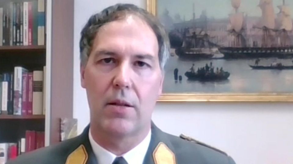 Brigadier Philipp Eder, ein weißer Mann mit grau meliertem Haar und grauer Uniformjacke, sitzt