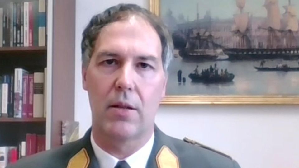 Brigadier Philipp Eder Brigadier Philipp Eder, ein weißer Mann mit grau meliertem Haar und grauer Uniformjacke, sitzt