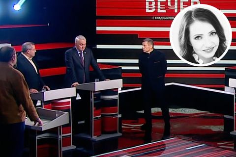 Wladimir Solowjow (r.) in seinem Studio. Manchmal wird der Schwall der Kreml-Propaganda von überraschender Kritik durchbrochen. 