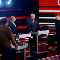 Wladimir Solowjow (r.) in seinem Studio. Manchmal wird der Schwall der Kreml-Propaganda von überraschender Kritik durchbrochen. 
