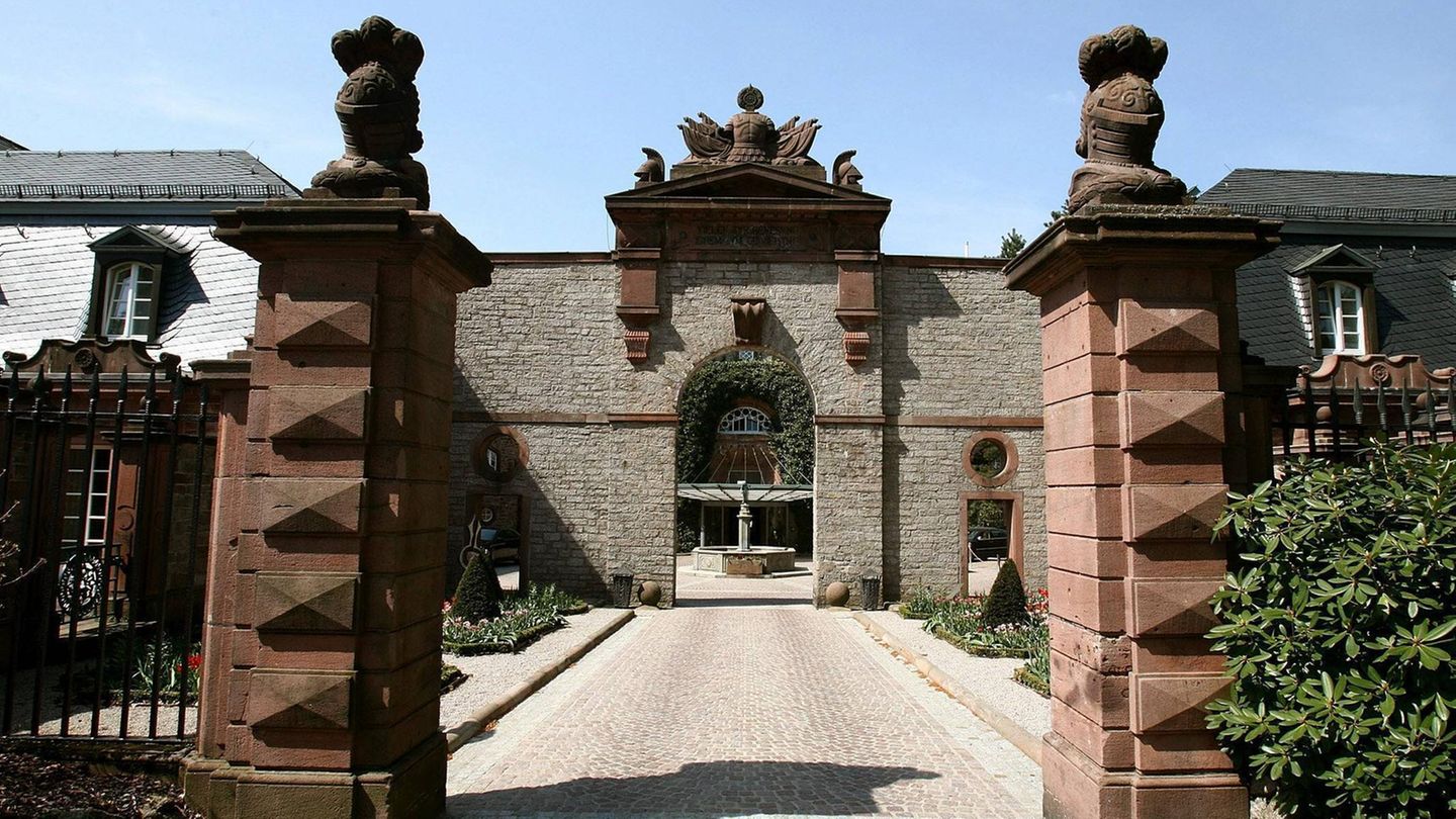 Ein Tor auf dem Schloss-Gelände