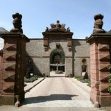 Ein Tor auf dem Schloss-Gelände