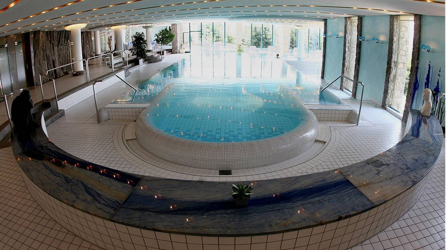 Der Poolbereich des Luxushotels