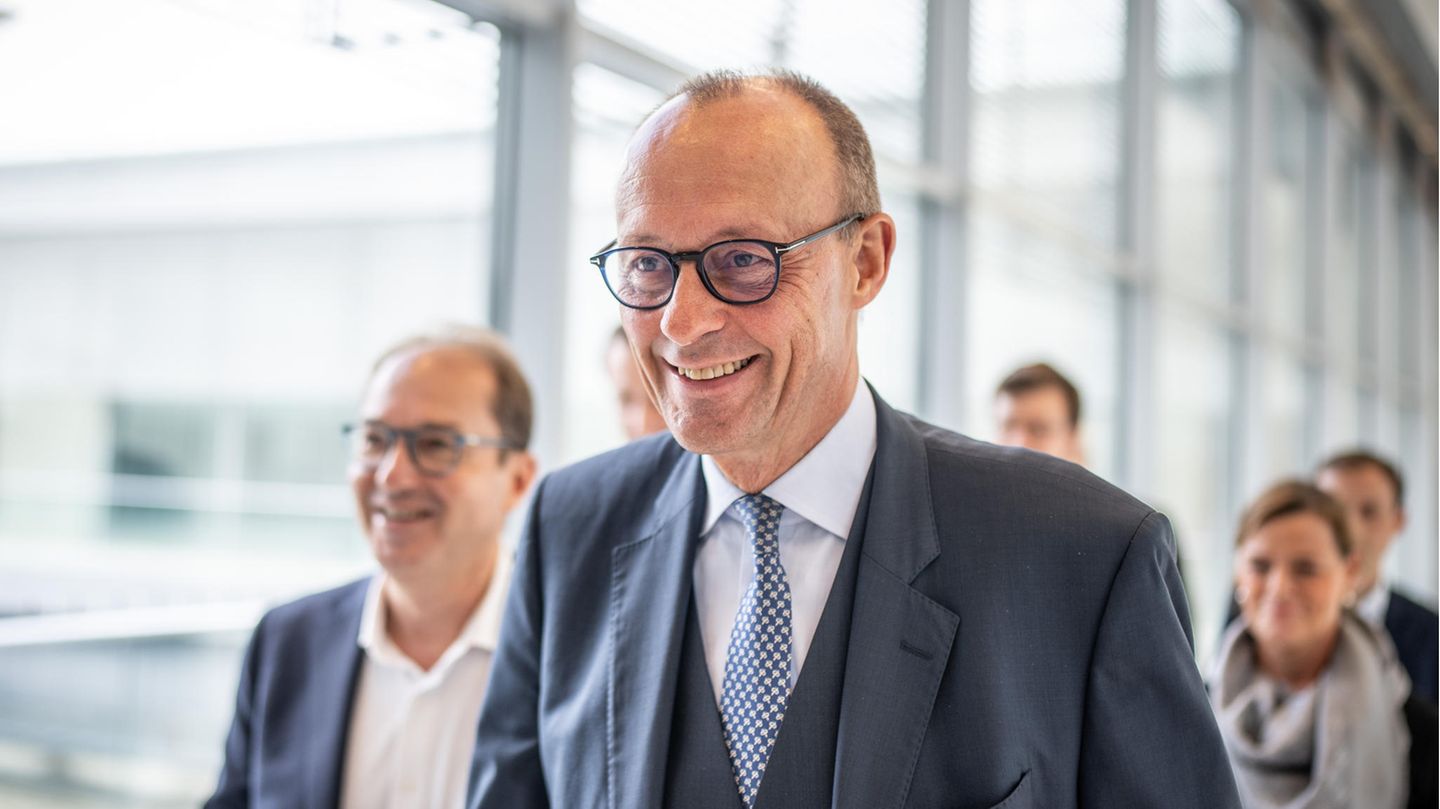 Friedrich Merz (r), CDU Bundesvorsitzender, geht neben Alexander Dobrindt (l)